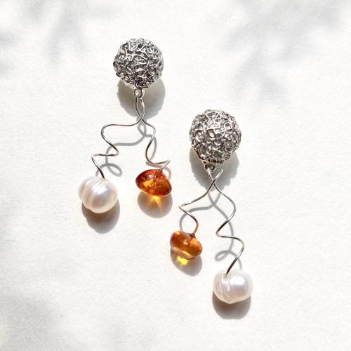 Allegria Amber- Oorbellen met parels en amber
