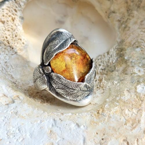 Amber Tsarina Leaf - Zilveren organische ring met barnsteen
