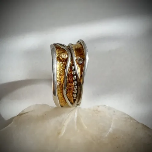 Bailar - Unieke zilveren organische ring met diamant en goud