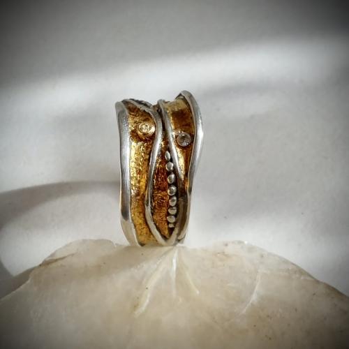 Bailar - Unieke zilveren organische ring met diamant en goud