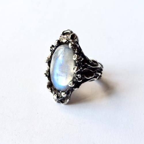 Blue Moon - Zilveren organische ring met maansteen