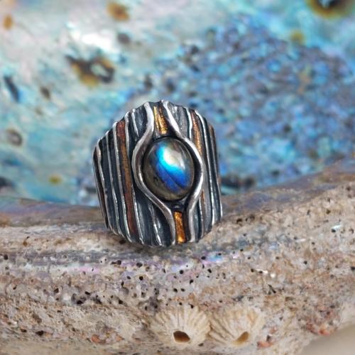 Blues - Zilveren organische design ring met Labradoriet en goud