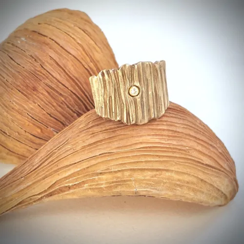 Bronza Diamanta - Goudkleurige designring met diamantje