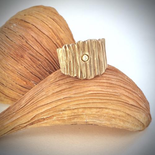 Bronza Diamanta - Goudkleurige designring met diamantje