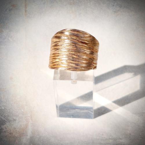 Bronzado - Goudkleurige organische design ring