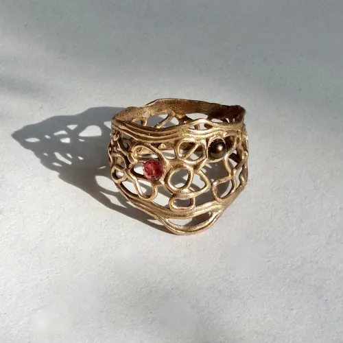 Bronze Magic - Bronzen opengewerkte ring met kristalletje en parel