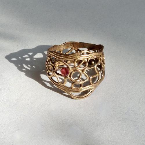 Bronze Magic - Bronzen opengewerkte ring met kristalletje en parel