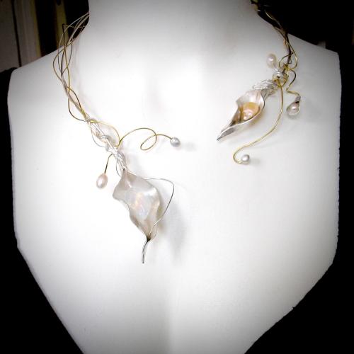 Cascara - zilveren asymmeterich collier met parels en opaal