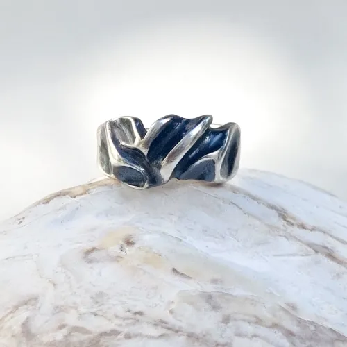 Caudal II - Zilveren aparte organische ring met donkere tint