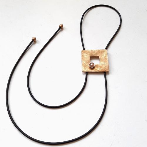 CoCo Perla - Goudkleurige Art Deco hanger  met parel