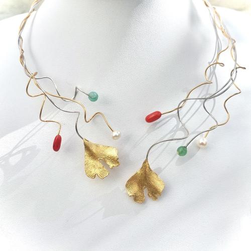 Collier Ginkgo - Aparte asymmetrische luxe ketting met vergulde Ginkgo blaadjes, koraal en edelsteentjes