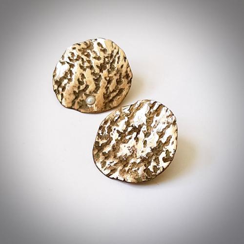 Corteccia due - Goudkleurige platte oorbel met parel