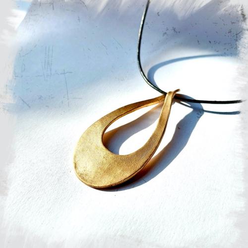 Curva - Goudkleur bronzen hanger