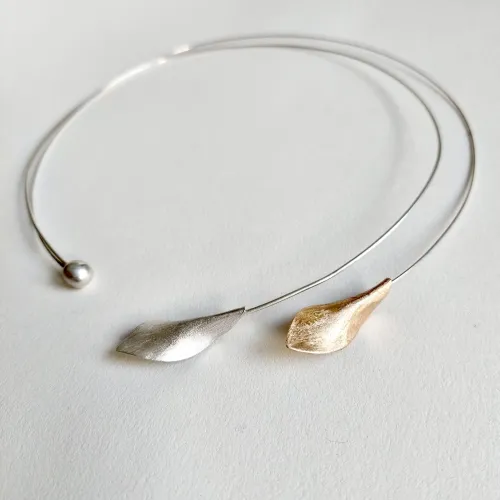 Double Fun - Zilveren asymmetrische ketting met kelkvormige blaadjes