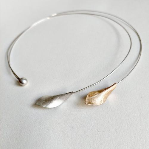 Double Fun - Zilveren asymmetrische ketting met kelkvormige blaadjes