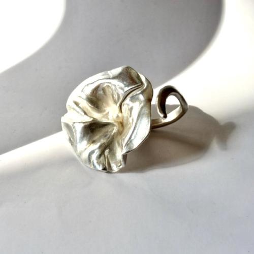 Esplendor - Zilveren florale ring met parel
