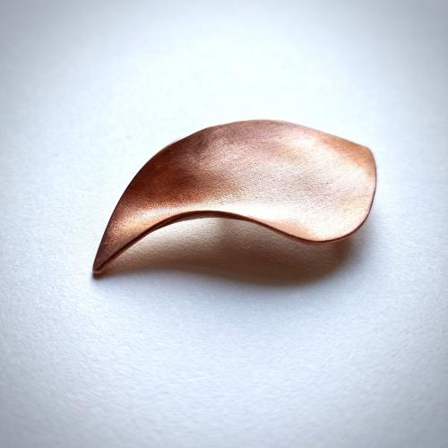 Falling Leaves - Koperen bladvormige broche