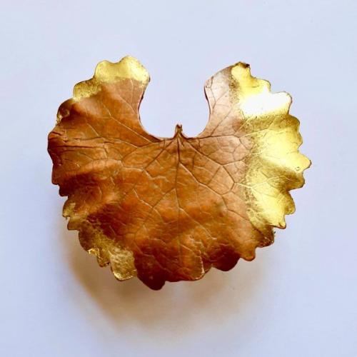 Folha de Oro - Organische koperen broche met bladgoud vergulding
