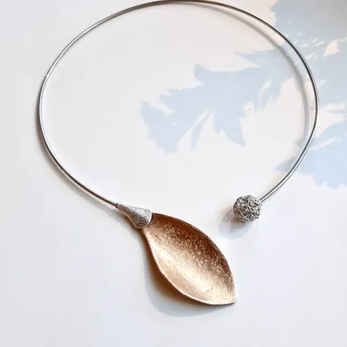 Folha Dourada I - Asymmetrisch goudkleurig collier