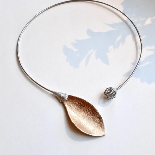Folha Dourada I - Asymmetrisch goudkleurig collier