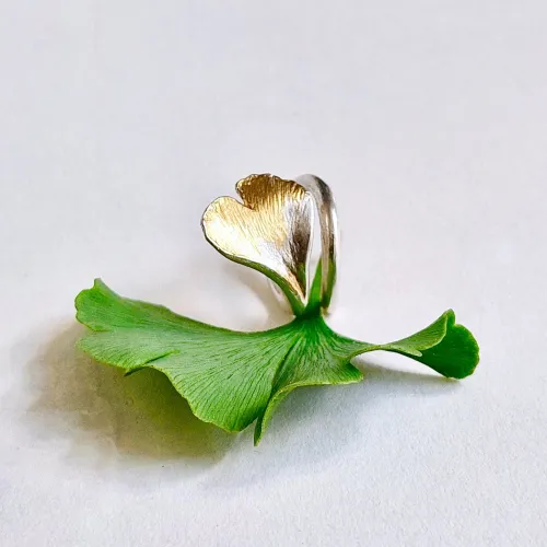 Ginkgo Biloba - Zilveren ring met bladvorm en goud