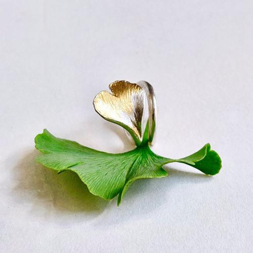 Ginkgo Biloba - Zilveren ring met bladvorm en goud