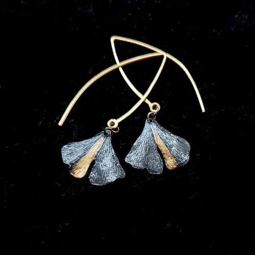 Ginkgo Lungo II - Lange zilveren oorhangers met goud