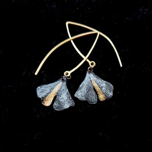 Ginkgo Lungo II - Lange zilveren oorhangers met goud