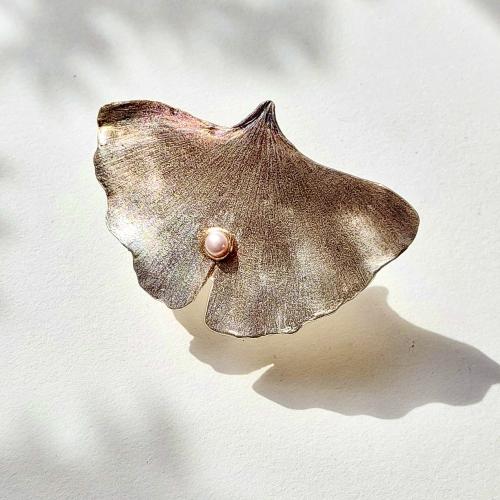 Ginkgo met parel - Zilveren organische bladvorm broche