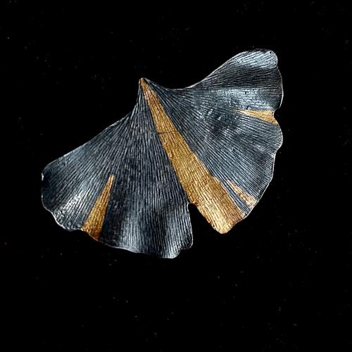 Ginkgo Nero - Zilveren donker gekleurde broche met goud