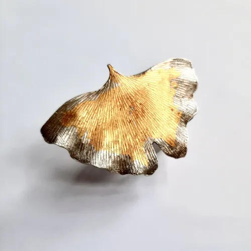 Ginkgo - Zilveren broche met bladgoud - Kan aangepast worden tot hanger