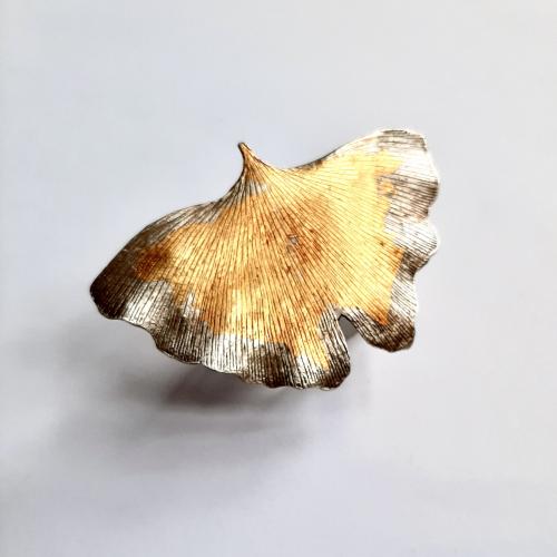 Ginkgo - Zilveren broche met 24 krt goud - Kan aangepast worden tot hanger