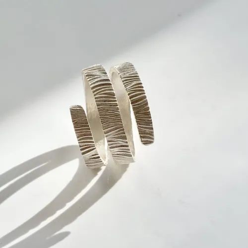 Girare - Moderne zilveren designring met organische look