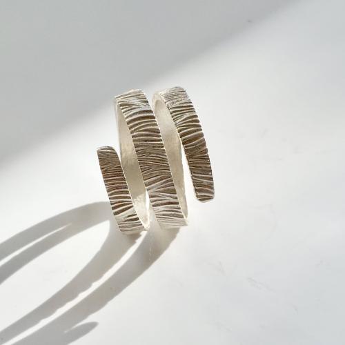 Girare - Moderne zilveren designring met organische look