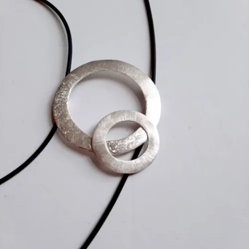 GoGo - Zilveren design hanger aan rubberen veter