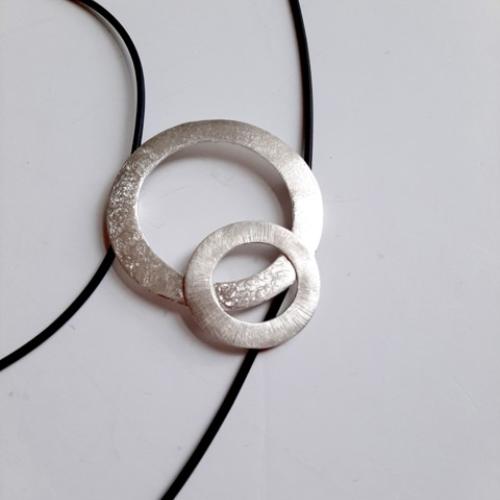 GoGo - Zilveren design hanger aan rubberen veter