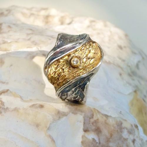 Golden Flow - Opvallende zilveren ring met goud en diamantje