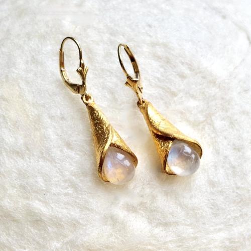 Golden Moonlight - Zilveren oorhangers met maansteen en goud