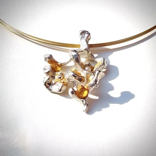 Golden Sierra - Aparte zilveren hanger aan collier met 24 krt goud en parels