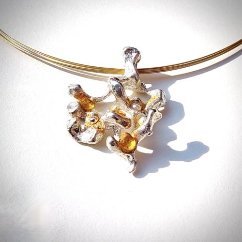 Golden Sierra - Aparte zilveren hanger aan collier met 24 krt goud en parels