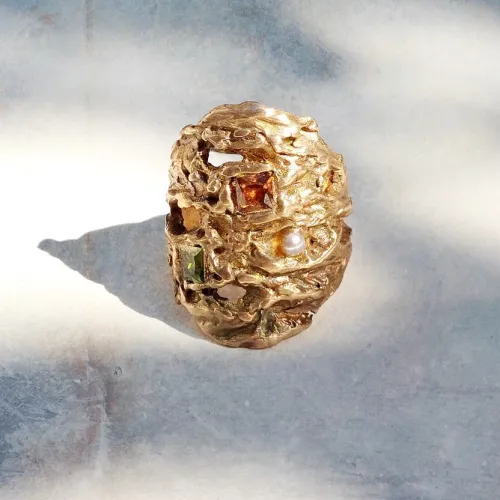 Grandeur - Goudkleurige artistieke ring met chrystals en parel