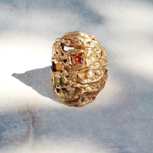 Grandeur - Goudkleurige artistieke ring met chrystals en parel