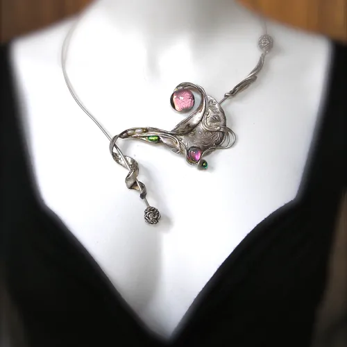 Hamartia  - Statement collier