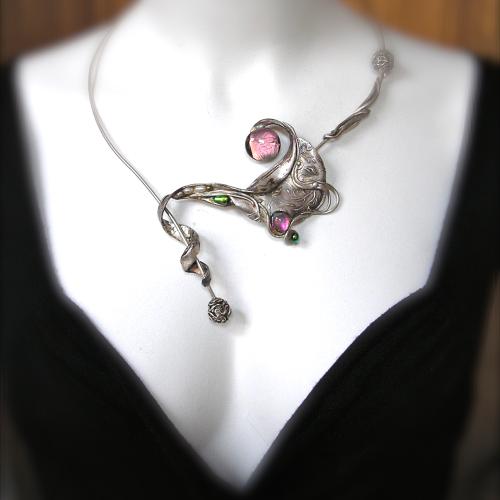 Hamartia  - Statement collier