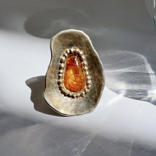Honey Bee - Organische zilveren ring met Amber