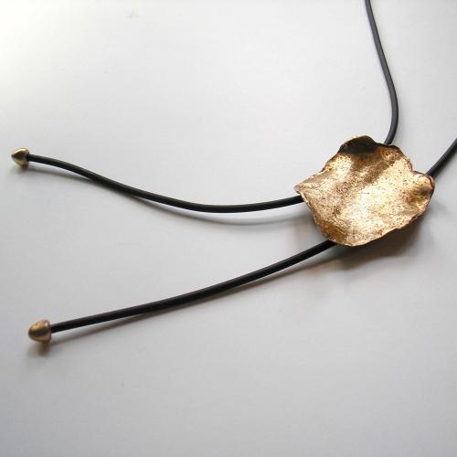 Jacaranda - Organische goudkleurige hanger