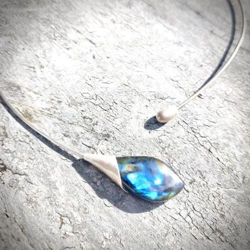 Labradoriet Magique - Zilveren asymmetrische ketting met Labradoriet