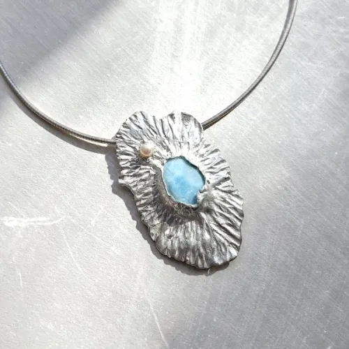 Larimar Perla - Zilveren organische hanger met Larimar en parel