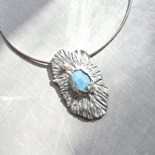 Larimar Perla - Zilveren organische hanger met Larimar en parel