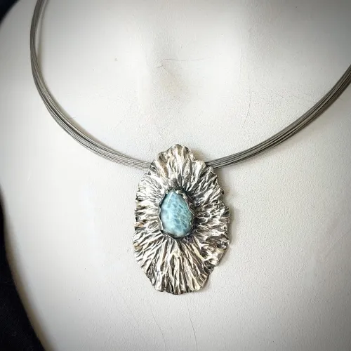 Larimar - Zilveren organische hanger aan draadcollier met Larimar